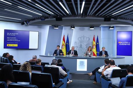 21/10/2025. Rueda de prensa tras el Consejo de Ministros. El ministro de Derechos Sociales, Consumo y Agenda 2030, Pablo Bustinduy, el minis...