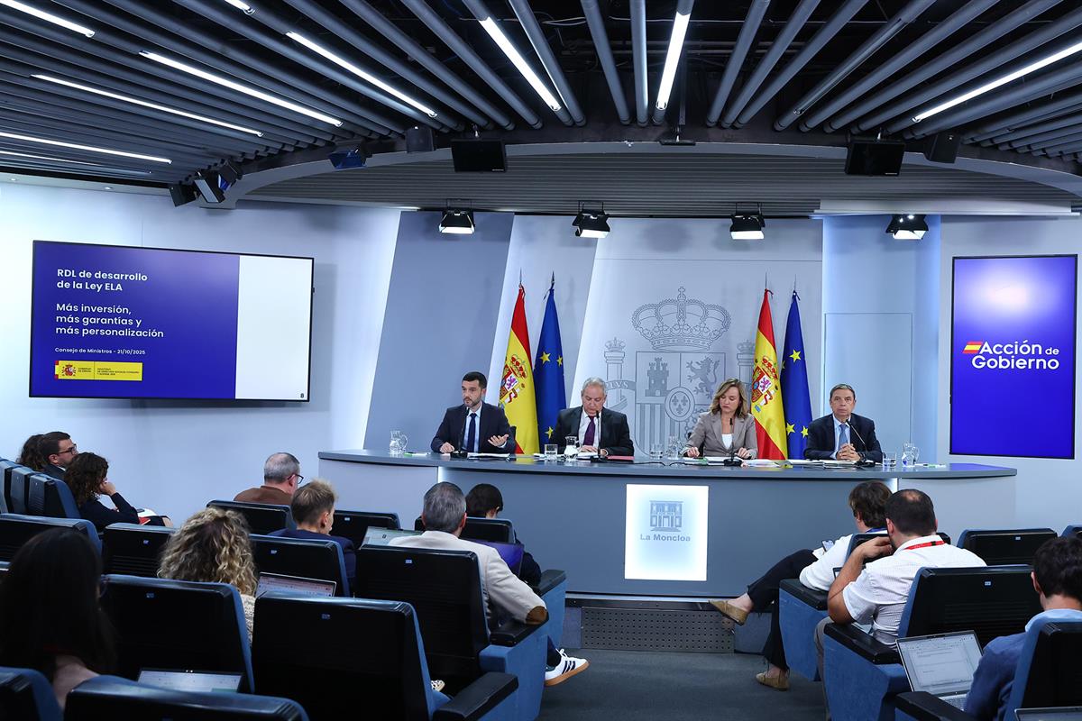 21/10/2025. Rueda de prensa tras el Consejo de Ministros. El ministro de Derechos Sociales, Consumo y Agenda 2030, Pablo Bustinduy, el minis...