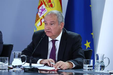 21/10/2025. Rueda de prensa del Consejo de Ministros. El ministro de Industria y Turismo, Jordi Hereu, durante la rueda de prensa posterior ...