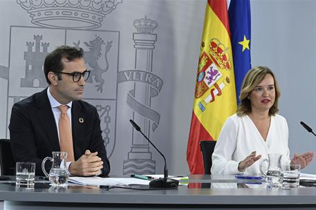 El ministro de Economía, Comercio y Empresa y la ministra de Educación, FP y Deportes y portavoz del Gobierno