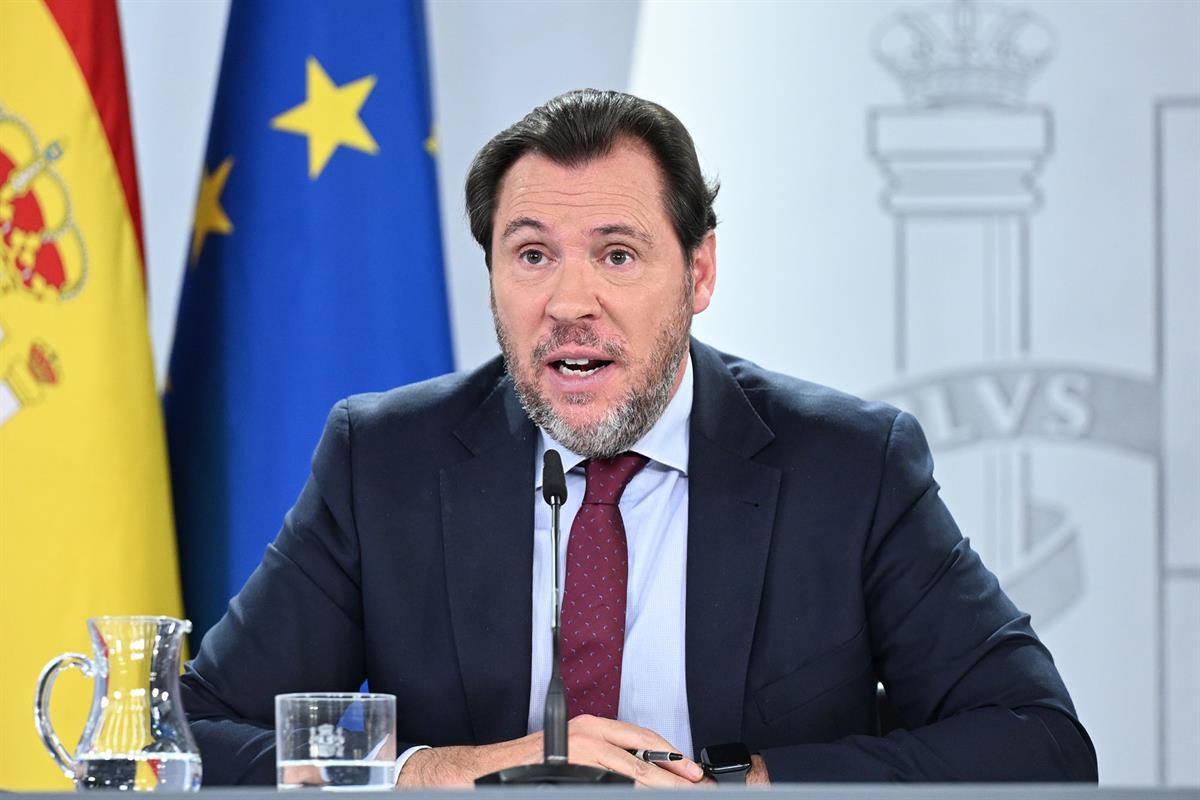 23/12/2025. Rueda de prensa tras el Consejo de Ministros: Elma Saiz y Óscar Puente. El ministro de Transportes y Movilidad Sostenible, Óscar...