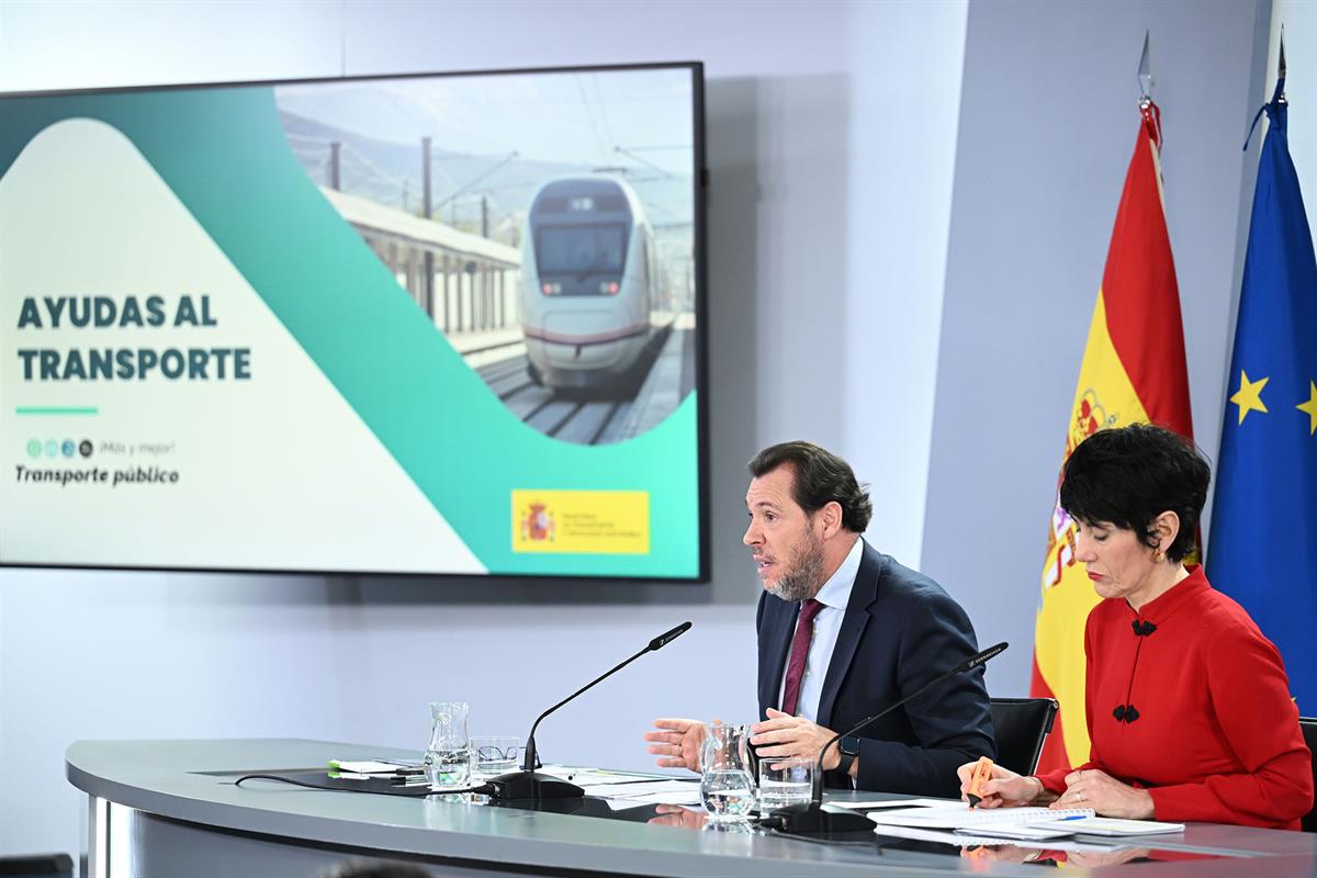 23/12/2025. Rueda de prensa tras el Consejo de Ministros: Elma Saiz y Óscar Puente. El ministro de Transportes y Movilidad Sostenible, Óscar...