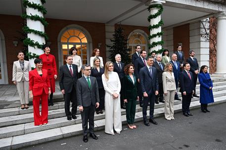23/12/2025. Rueda de prensa tras el Consejo de Ministros: Elma Saiz y Óscar Puente. Los miembros del Gobierno posan en la foto de familia tr...