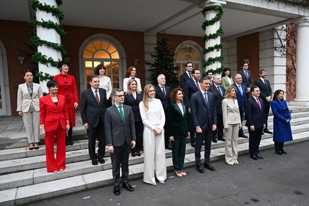 23/12/2025. Rueda de prensa tras el Consejo de Ministros: Elma Saiz y Óscar Puente. Los miembros del Gobierno posan en la foto de familia tr...