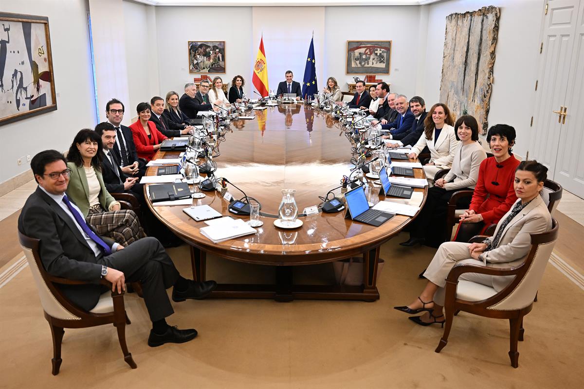 23/12/2025. Rueda de prensa tras el Consejo de Ministros: Elma Saiz y Óscar Puente. Los miembros del Gobierno, momentos antes de comenzar la...