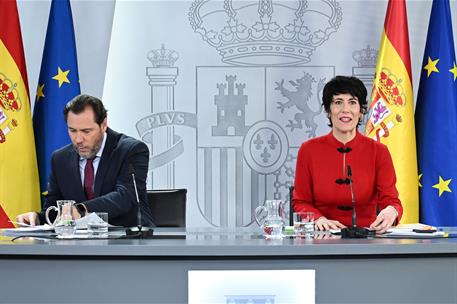 23/12/2025. Rueda de prensa tras el Consejo de Ministros: Elma Saiz y Óscar Puente. La ministra de Inclusión, Seguridad Social y Migraciones...