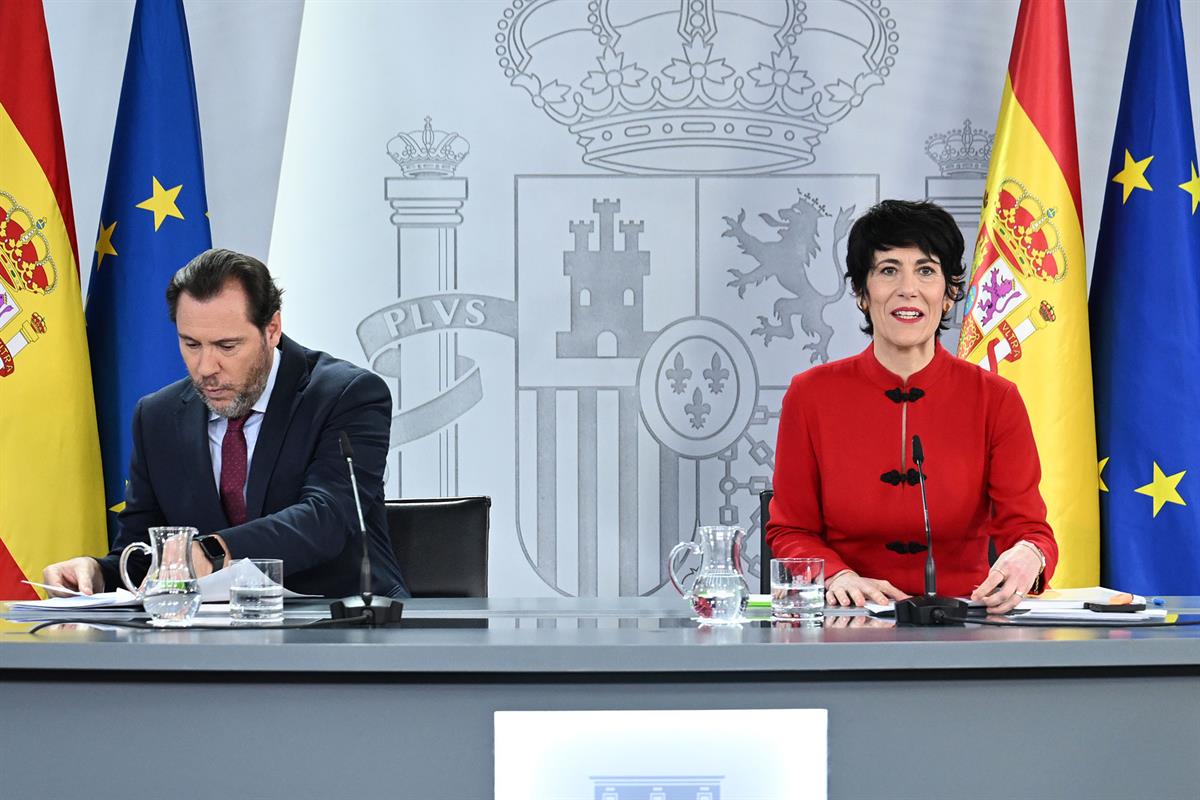 23/12/2025. Rueda de prensa tras el Consejo de Ministros: Elma Saiz y Óscar Puente. La ministra de Inclusión, Seguridad Social y Migraciones...