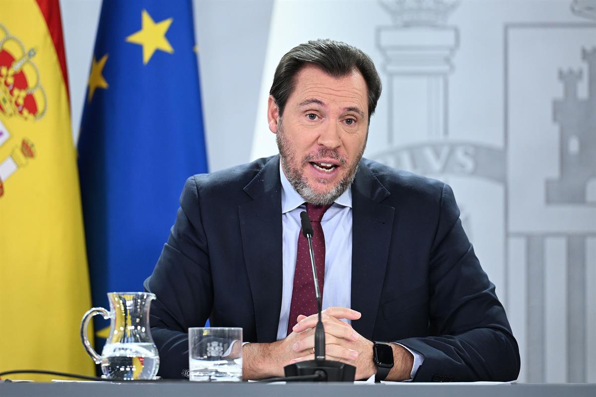 23/12/2025. Rueda de prensa tras el Consejo de Ministros: Elma Saiz y Óscar Puente. El ministro de Transportes y Movilidad Sostenible, Óscar...