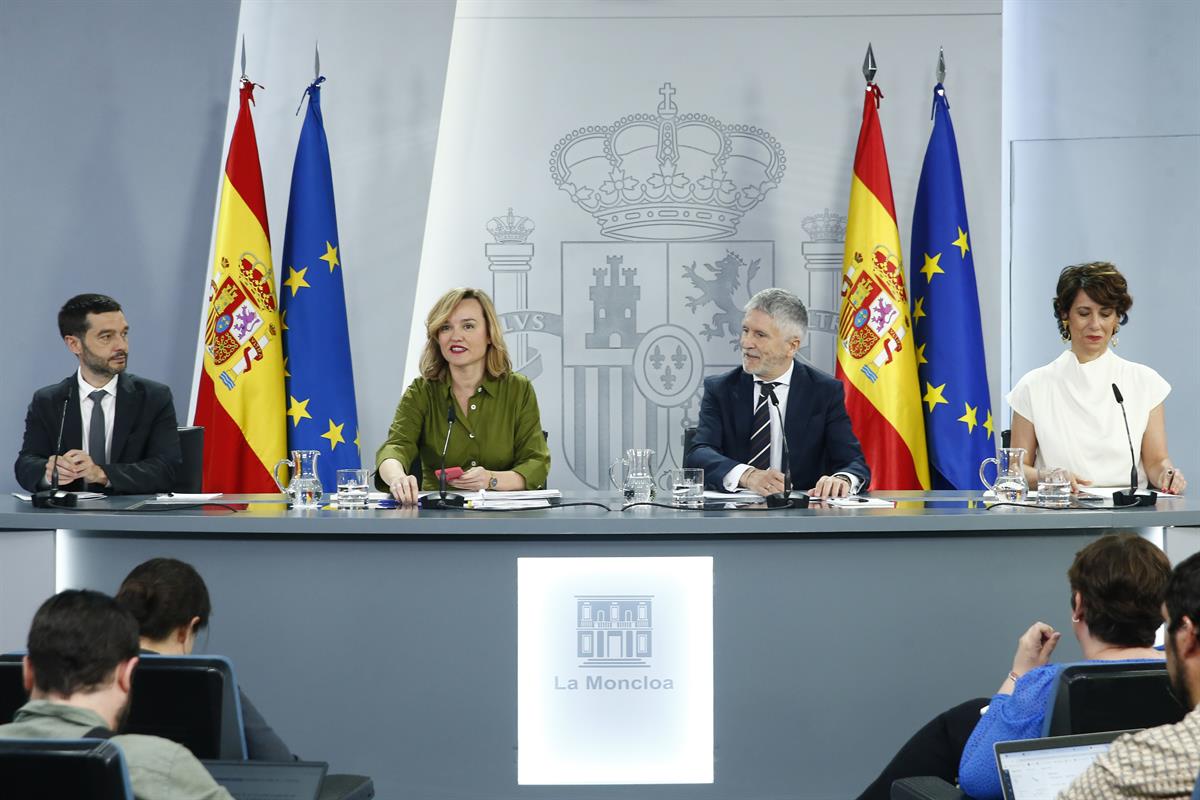 27/05/2025. El ministro de Derechos Sociales, Consumo y Agenda 2030, junto a la ministra de Educación, Formación Profesional y Deportes, el ministr...