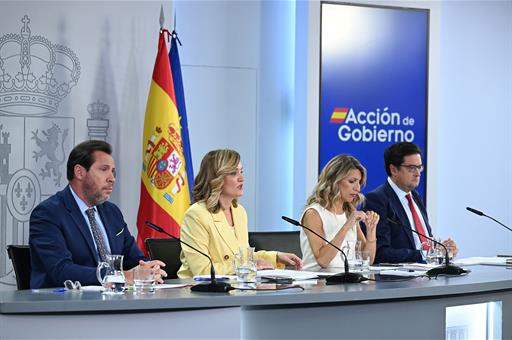 El ministro Oscar Puente junto a las ministras Pilar Alegría y Yolanda Díaz y el ministro Óscar López,