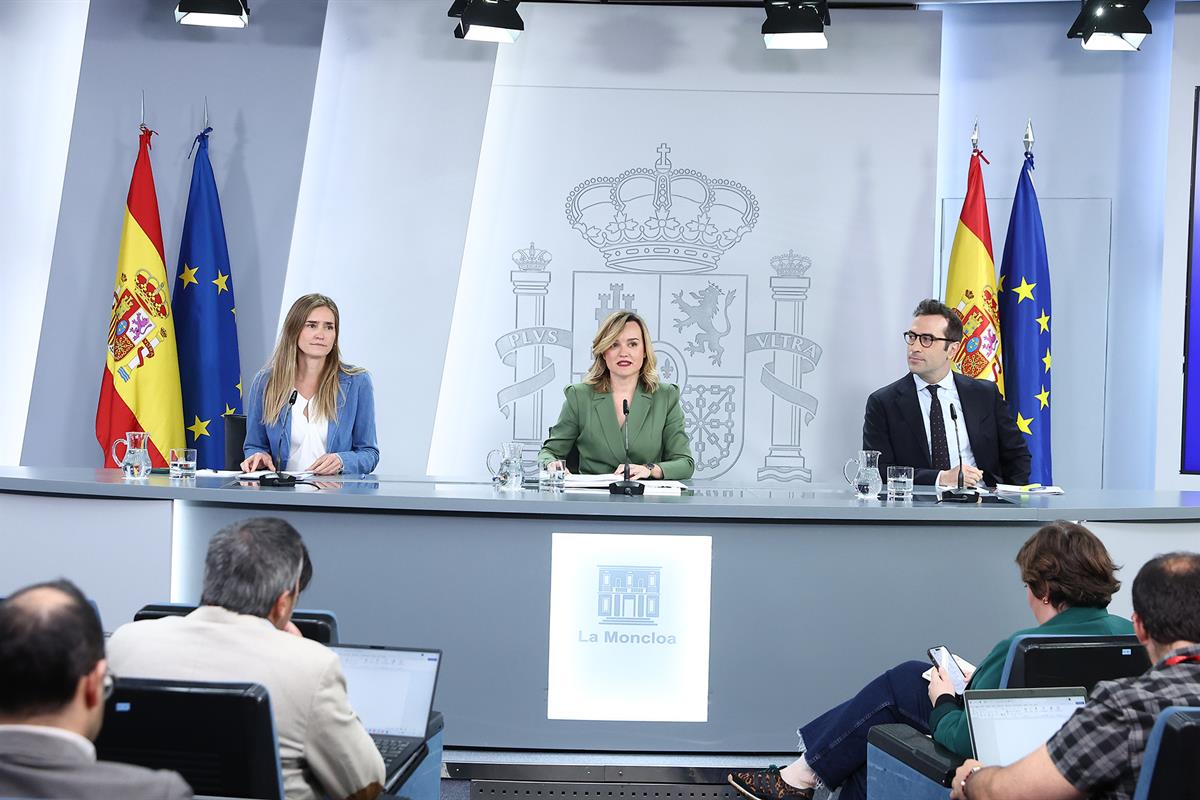 30/04/2025. Rueda de prensa tras el Consejo de Ministros extraordinario: Sara Aagesen, Pilar Alegría y Carlos Cuerpo. La vicepresidenta terc...