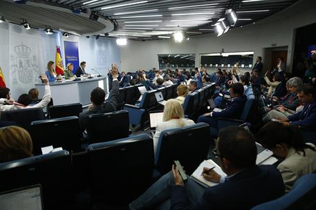30/04/2025. Rueda de prensa tras el Consejo de Ministros extraordinario: Sara Aagesen, Pilar Alegría y Carlos Cuerpo. Un momento del turno d...