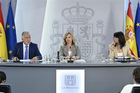 30/09/2025. Rueda de prensa tras el Consejo de Ministros: Ángel Víctor Torres, Pilar Alegría, y Ana Redondo. El ministro de Política Territo...