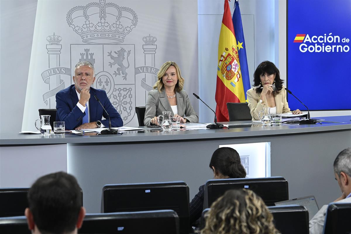30/09/2025. Rueda de prensa tras el Consejo de Ministros: Ángel Víctor Torres, Pilar Alegría, y Ana Redondo. El ministro de Política Territo...