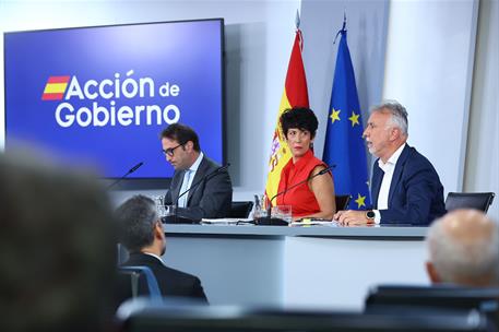 1/09/2026. Los ministros Carlos Cuerpo, Elma Saiz y Ángel Víctor Torres, durante la rueda de prensa. El ministro de Economía y vicepresident...