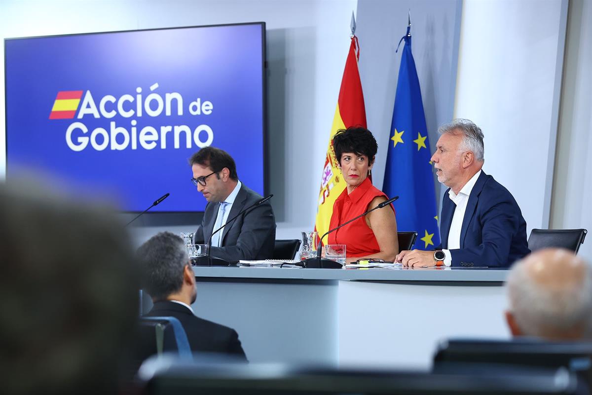 1/09/2026. Los ministros Carlos Cuerpo, Elma Saiz y Ángel Víctor Torres, durante la rueda de prensa. El ministro de Economía y vicepresident...
