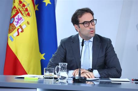 1/09/2026. El ministro Carlos Cuerpo, durante la rueda de prensa posterior al Consejo de Ministros. El vicepresidente primero y ministro de ...