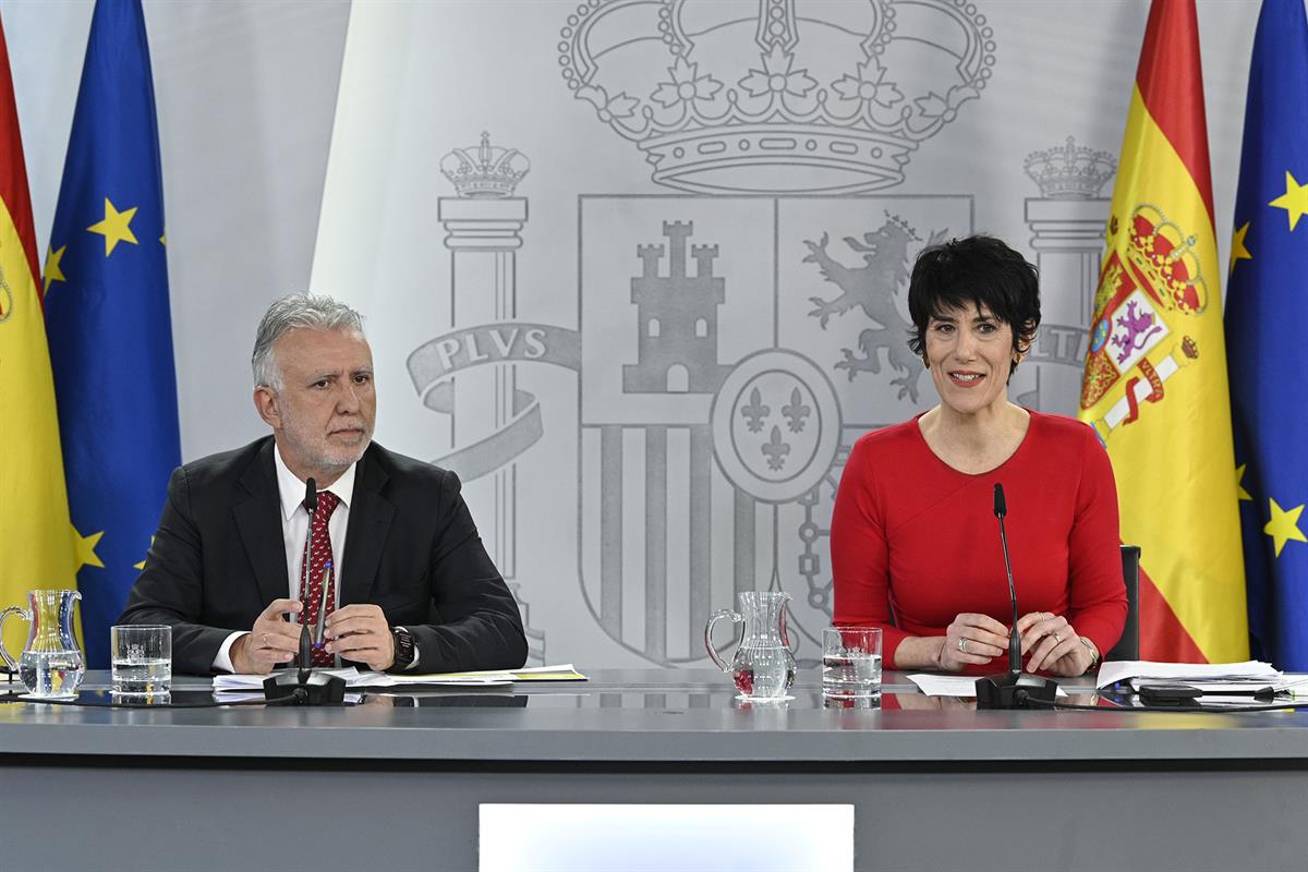3/02/2026. Rueda de prensa tras el Consejo de Ministros. El ministro de Política Territorial y Memoria Democrática, Ángel Víctor Torres, y l...