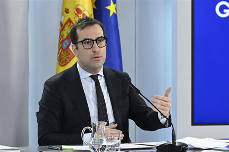 7/01/2026. Rueda de prensa tras el Consejo de Ministros: José Manuel Albares, Elma Saiz, Carlos Cuerpo. El ministro de Economía, Comercio y ...