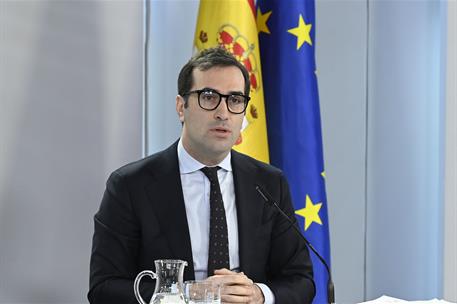 7/01/2026. Rueda de prensa tras el Consejo de Ministros: José Manuel Albares, Elma Saiz, Carlos Cuerpo. El ministro de Economía, Comercio y ...