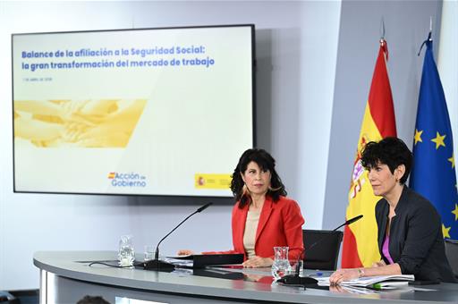 La ministra de Igualdad, Ana Redondo, y la ministra de Inclusión, Seguridad Social y Migraciones, y portavoz, Elma Saiz