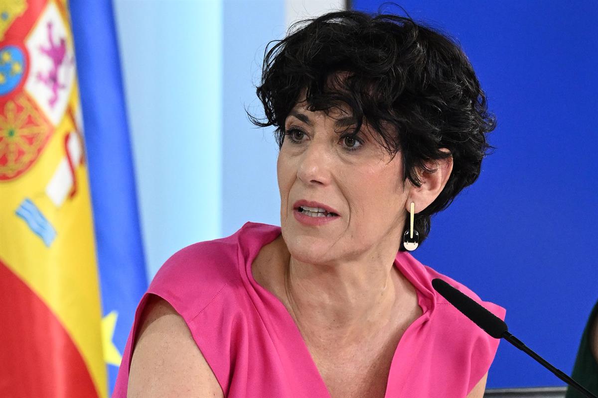 La ministra de Inclusi&oacute;n, Seguridad Social y Migraciones, Elma Saiz, durante la rueda de prensa tras el Consejo de Ministros. 