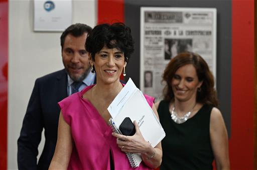 Elma Saiz, Óscar Puente y Elma Saiz durante la rueda de prensa posterior al Consejo de Ministros
