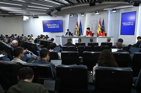 10/02/2026. Rueda de prensa tras el Consejo de Ministros: Pablo Bustinduy, Sara Aagesen, Elma Saiz y Mónica García. El ministro de Derechos ...