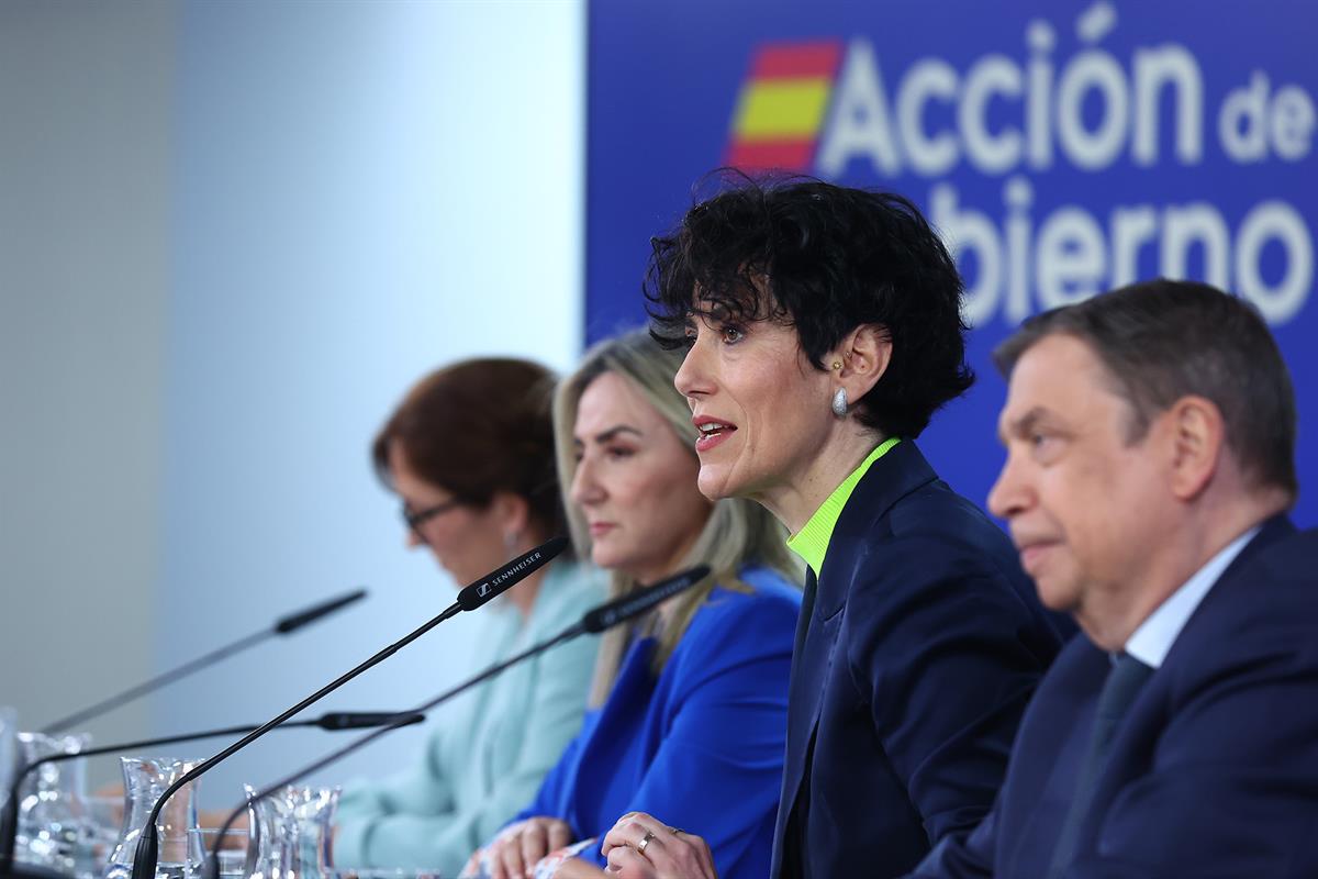 12/05/2026. Rueda de prensa tras el Consejo de Ministros. La ministra de Sanidad, Mónica García, la ministra de Educación, Formación Profesi...