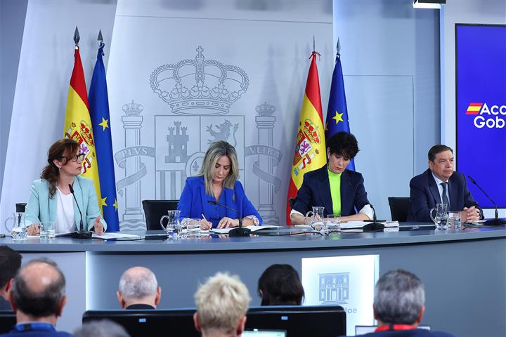 Mónica García, Milagros Tolón, Elma Saiz y Luis Planas durante la rueda de prensa