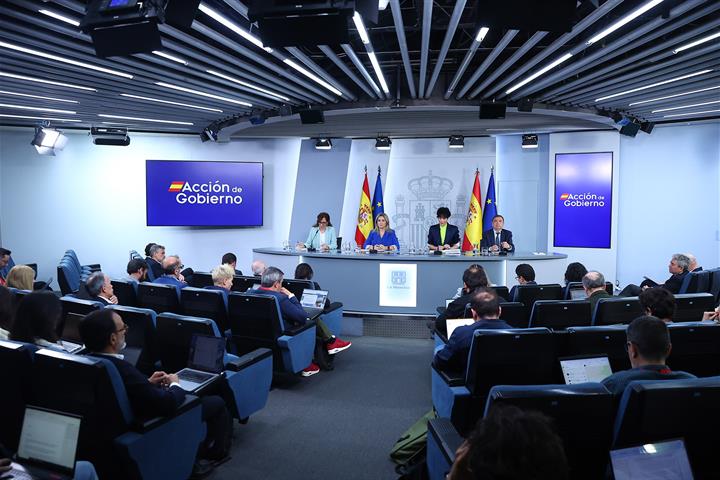 12/05/2026. Rueda de prensa tras el Consejo de Ministros. La ministra de Sanidad, Mónica García, la ministra de Educación, FP y Deportes, Mi...