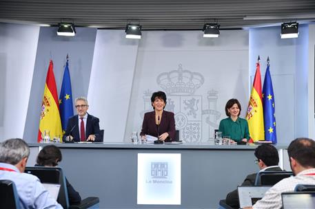 Los ministros Arcadi España, Elma Saiz y Sira Rego, en la rueda de prensa del Consejo de Ministros