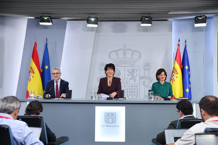 Los ministros Arcadi España, Elma Saiz y Sira Rego, en la rueda de prensa del Consejo de Ministros