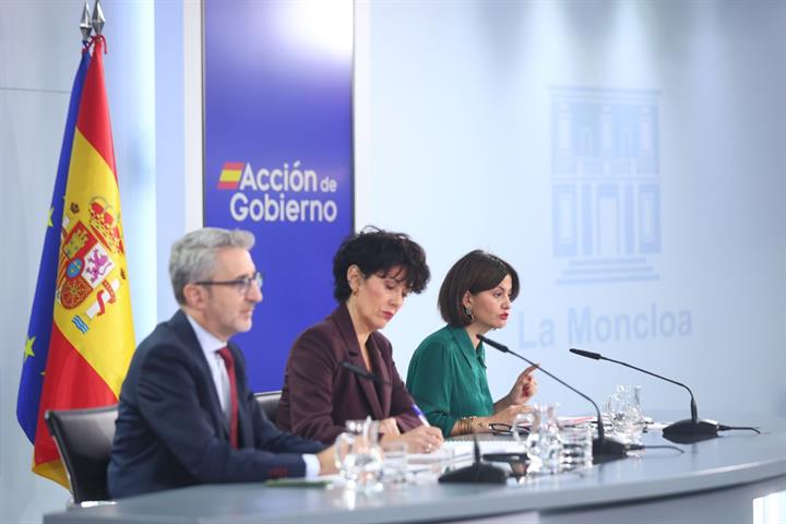 13/10/2026. Rueda de prensa tras el Consejo de Ministros. Los ministros comparecientes, Arcadi España, Elma Saiz y Sira Rego, durante la rue...