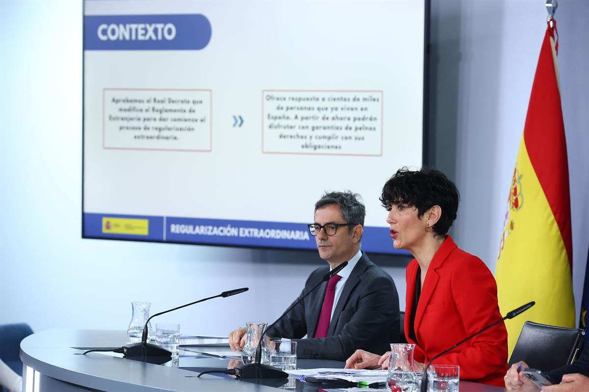 Los ministros Félix Bolaños y Elma Saiz, en la rueda de prensa posterior al Consejo de Ministros