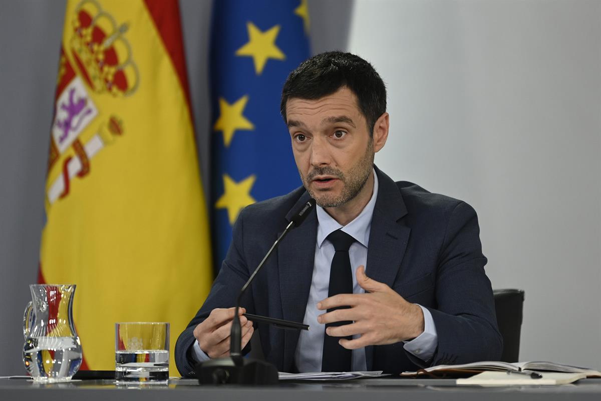 El ministro de Derechos Sociales, Consumo y Agenda 2030, Pablo Bustinduy, en la rueda de prensa