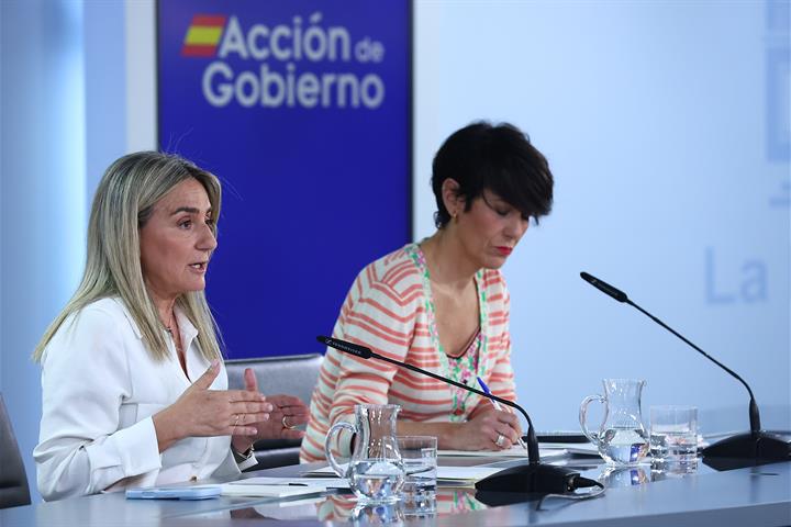 Las ministras Milagros Tolón y Elma Saiz, en la rueda de prensa posterior al Consejo de Ministros