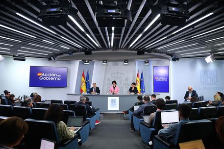 Los ministros Luis Planas, Elma Saiz e Isabel Rodríguez, durante la rueda de prensa tras el Consejo de Ministros