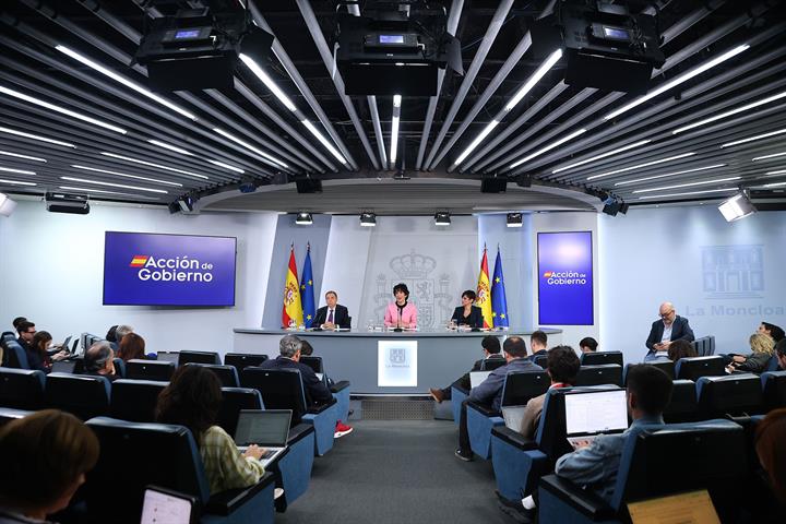Los ministros Luis Planas, Elma Saiz e Isabel Rodríguez, durante la rueda de prensa tras el Consejo de Ministros