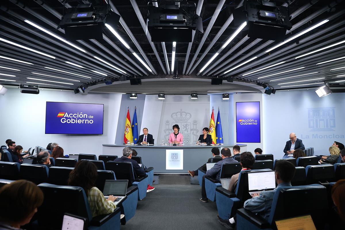 Los ministros Luis Planas, Elma Saiz e Isabel Rodr&iacute;guez, durante la rueda de prensa tras el Consejo de Ministros