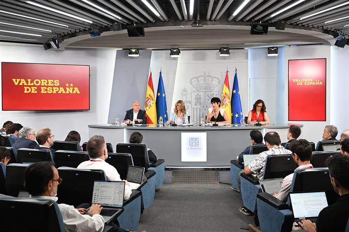 Jordi Hereu, Yolanda Díaz, Elma Saiz y Mónica García, durante la rueda de prensa posterior al Consejo de Ministros. 