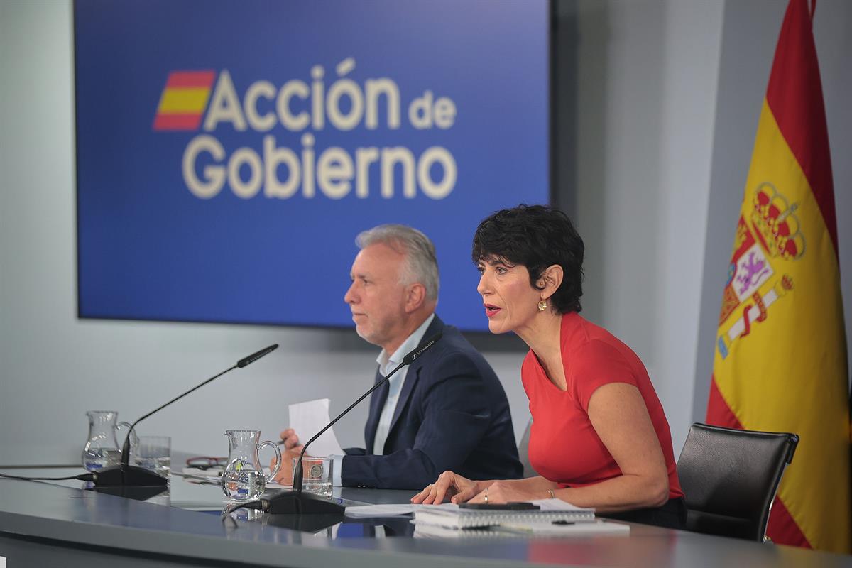 Los ministros &Aacute;ngel V&iacute;ctor Torres y Elma Saiz, en la rueda de prensa posterior al Consejo de Ministros