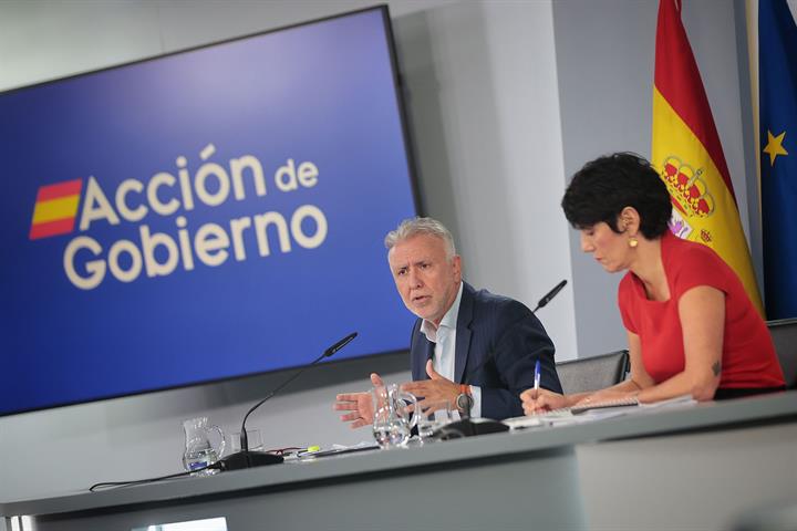 Los ministros Ángel Víctor Torres y Elma Saiz, en la rueda de prensa posterior al Consejo de Ministros