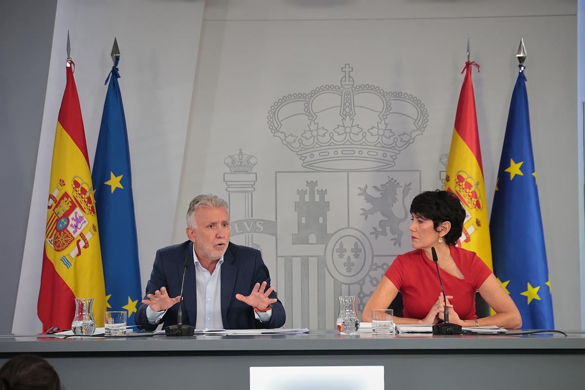 Los ministros &Aacute;ngel V&iacute;ctor Torres y Elma Saiz, en la rueda de prensa posterior al Consejo de Ministros