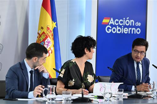 Pablo Bustinduy, Elma Saiz y Óscar López durante la rueda de prensa posterior al Consejo de Ministros