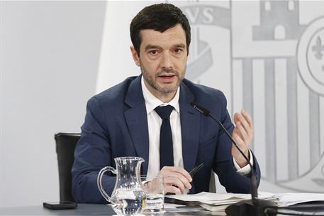 24/02/2026. Rueda de prensa tras el Consejo de Ministros: Pablo Bustinduy, Elma Saiz y Óscar López. El ministro de Derechos Sociales, Consum...