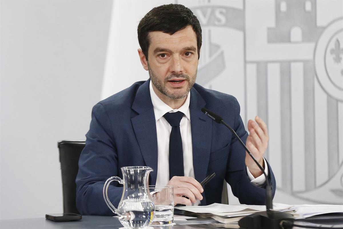 24/02/2026. Rueda de prensa tras el Consejo de Ministros: Pablo Bustinduy, Elma Saiz y Óscar López. El ministro de Derechos Sociales, Consum...