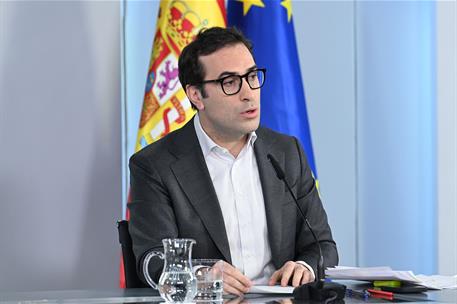 24/03/2026. Rueda de prensa tras el Consejo de Ministros: José Manuel Albares, Elma Saiz y Carlos Cuerpo. El ministro de Economía, Comercio ...
