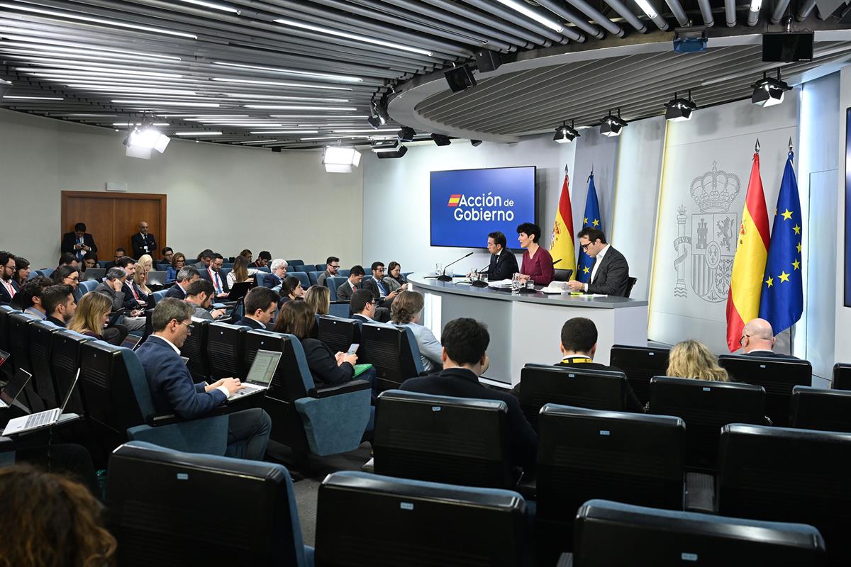 24/03/2026. Rueda de prensa tras el Consejo de Ministros: José Manuel Albares, Elma Saiz y Carlos Cuerpo. El ministro de Asuntos Exteriores,...