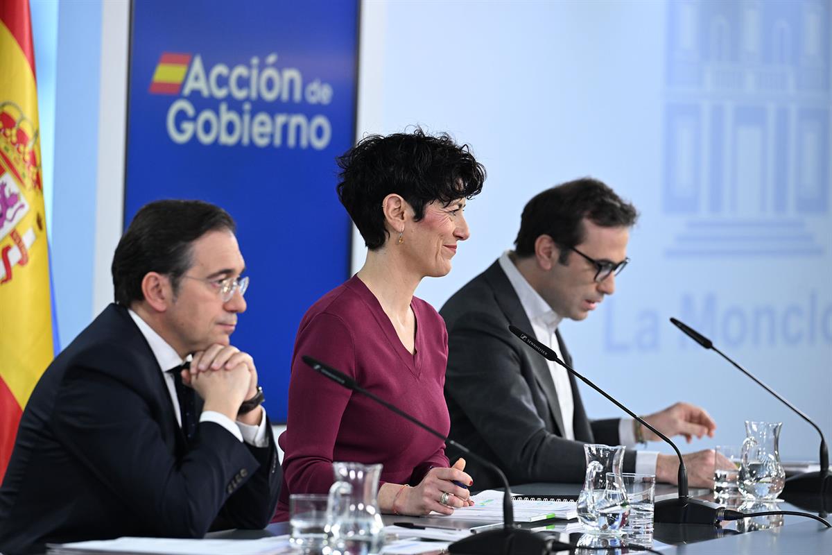 24/03/2026. Rueda de prensa tras el Consejo de Ministros: José Manuel Albares, Elma Saiz y Carlos Cuerpo. El ministro de Asuntos Exteriores,...